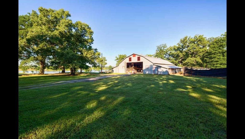 Image of barn on Broseco Ranch in Texas, sold by Icon Global Group