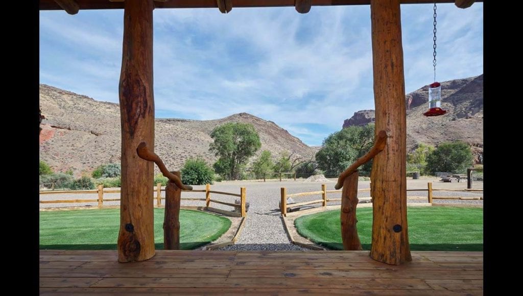 image of off-grid log home ranch for sale in eastern Oregon