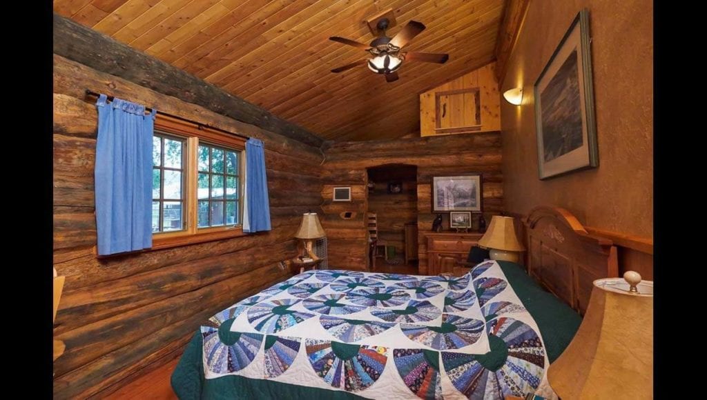 image of off-grid log home ranch for sale in eastern Oregon