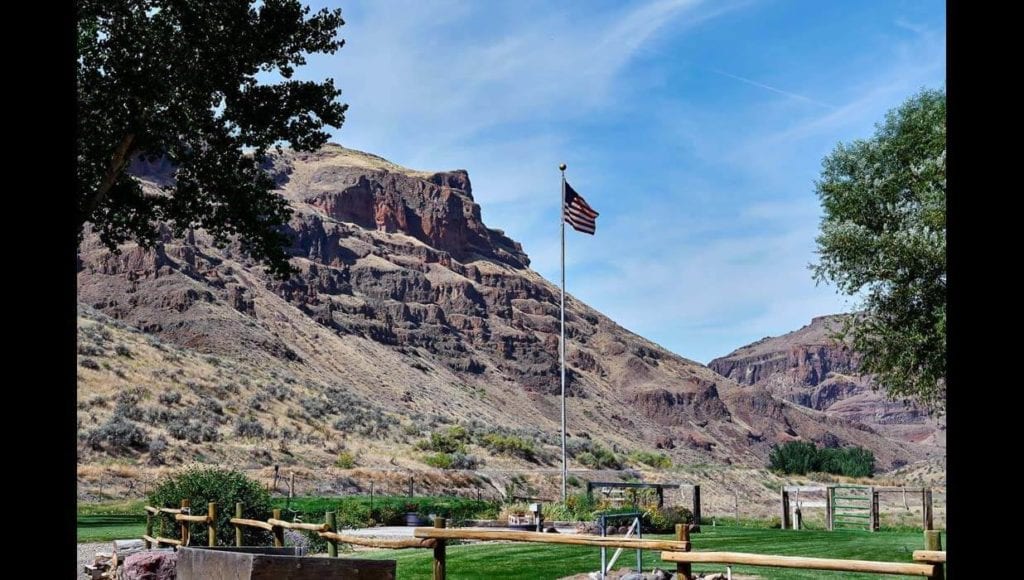 image of off-grid log home ranch for sale in eastern Oregon