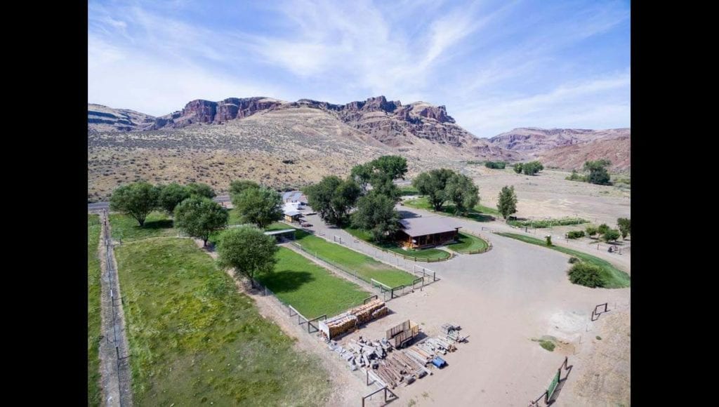 image of off-grid log home ranch for sale in eastern Oregon